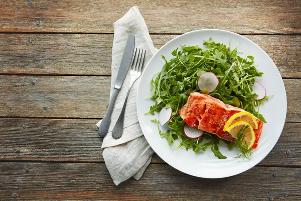 Είναι Γεμάτο Όλα Υγιεινά Πράγματα Μαγειρεμένο Ψάρι Γαρνιρισμένο Φέτες Λεμονιού — Φωτογραφία Αρχείου