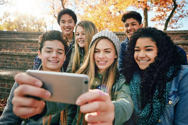 Vissa Stunder Var Menade För Selfies Grupp Unga Vänner Som — Stockfoto