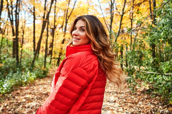 Осінь Стала Набагато Яскравішою Приваблива Молода Жінка Лісі Восени — стокове фото