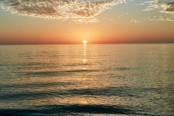 睁开眼睛看看你周围的美丽 夕阳西下的大海 — 图库照片