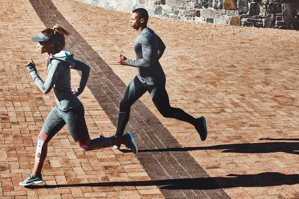 Birlikte Koşmak Onların Işi Şehirde Koşuşturan Iki Genç Atletik Gencin — Stok fotoğraf