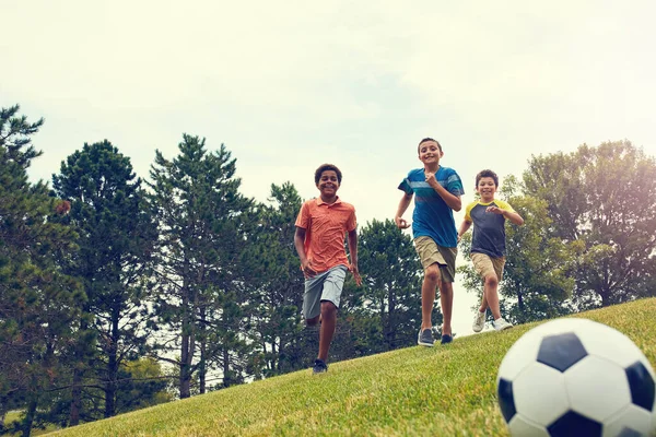 Plezier Goed Plezier Geweldig Jonge Jongens Voetballen Een Veld Buiten — Stockfoto