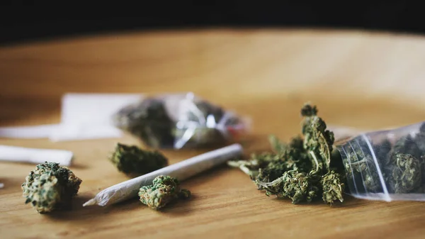 Zioło Wszystkie Jego Dodatki Suszona Marihuana Skręcony Staw — Zdjęcie stockowe