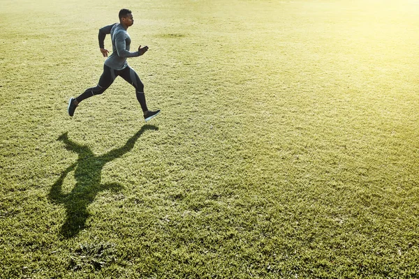 Parkta Koşuyor Açık Arazide Koşan Yakışıklı Atletik Bir Gencin Tam — Stok fotoğraf