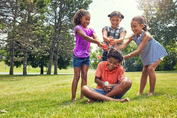 彼を捕虜にした 屋外で水風船で遊ぶ愛らしい子供たち — ストック写真