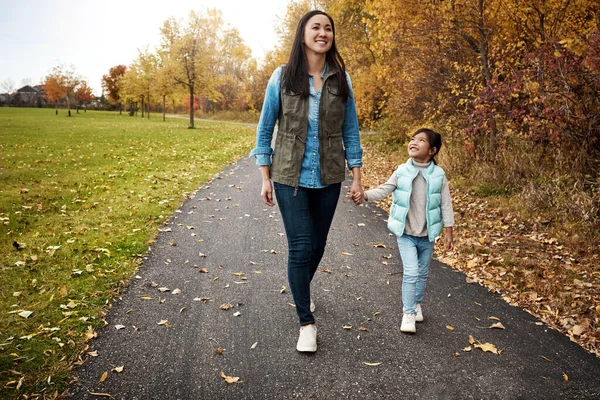 弹壳在妈妈的指引下走得很远一位母亲和她的小女儿在户外散步 — 图库照片