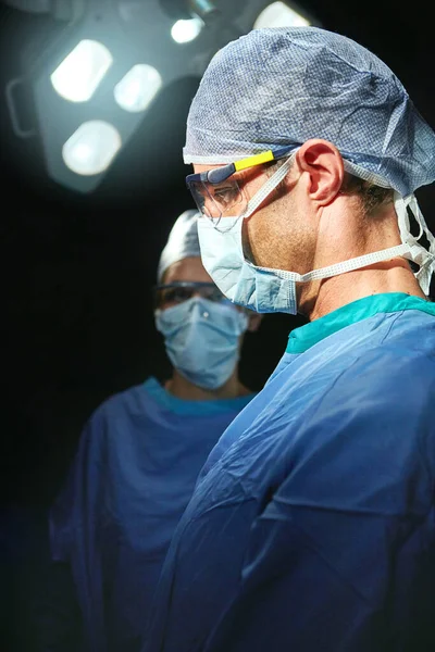 Zijn Een Uitstekend Medisch Team Een Arts Tegen Een Donkere — Stockfoto