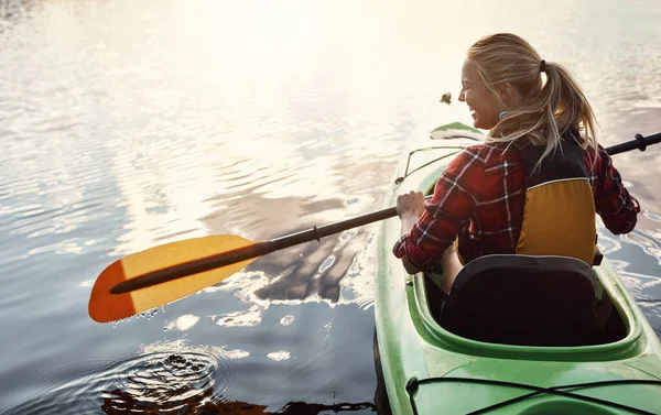 川に乗るために行く 湖でカヌーに乗るための魅力的な若い女性 — ストック写真