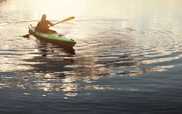 あなたの夢の方向にパドル 湖でカヌーに乗るための魅力的な若い女性 — ストック写真
