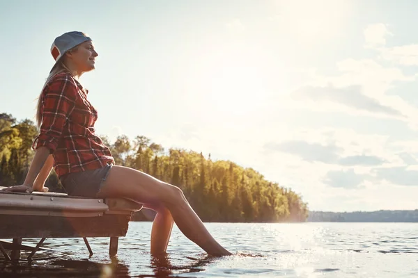 Взгляд Озеро Дает Покой Счастливая Молодая Женщина Проводит Время Озера — стоковое фото