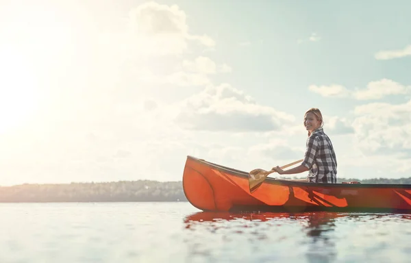 카누를 물위로 나갑니다 카약을 호수에서 하루를 보내는 매력적 여자의 — 스톡 사진