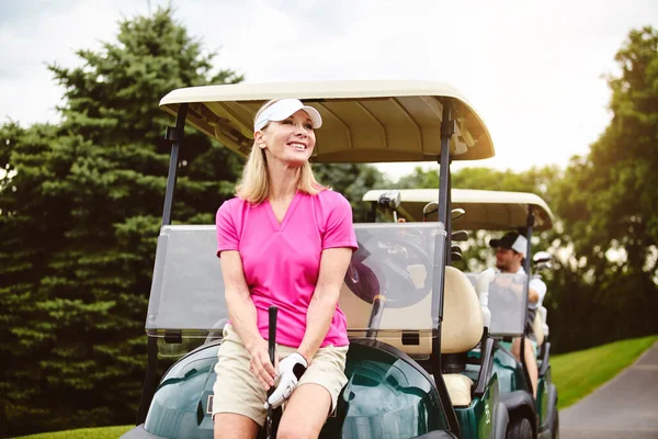 Golfbaan Haar Idee Van Een Uitje Een Aantrekkelijke Volwassen Vrouw — Stockfoto