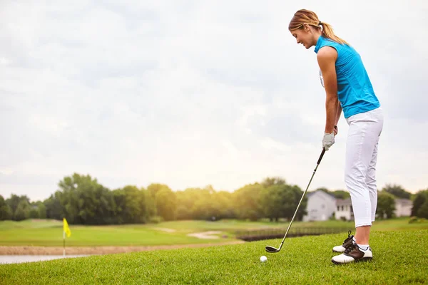 彼女のショットを並んで 魅力的な若い女性の完全な長さのショットゴルフコースでゴルフのラウンドをプレイ — ストック写真