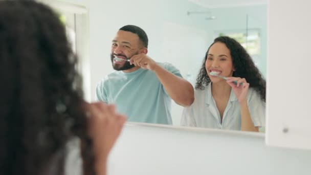 Casal Africano Escovando Dentes Espelho Juntos Casa Banho Feliz Marido — Vídeo de Stock