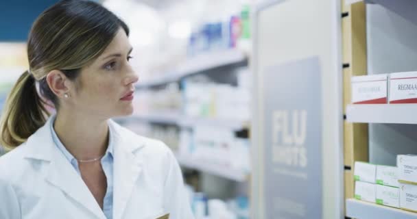 Femme Pharmacien Étagère Contrôle Pour Les Médicaments Pilules Médicaments Pharmacie — Video