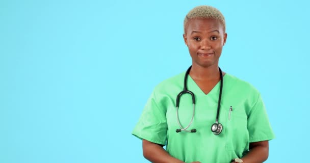 Yüz Cerrah Siyah Kadın Stüdyoda Başlarını Sallıyor Mavi Arka Plan — Stok video