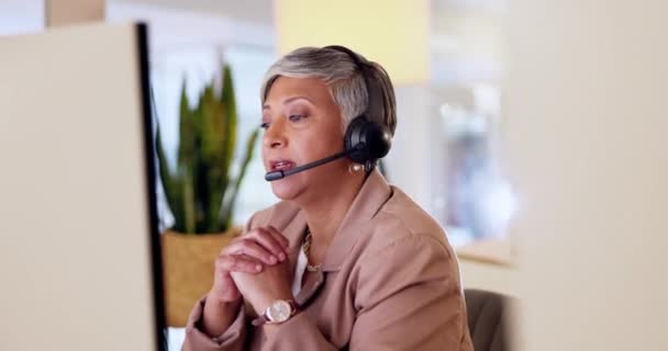 在计算机上交谈 呼叫中心和女商务人士 用于虚拟通信 电话推销和夜间讨论 在台式计算机上咨询和发言的高级顾问 代理人或印度人 — 图库视频影像