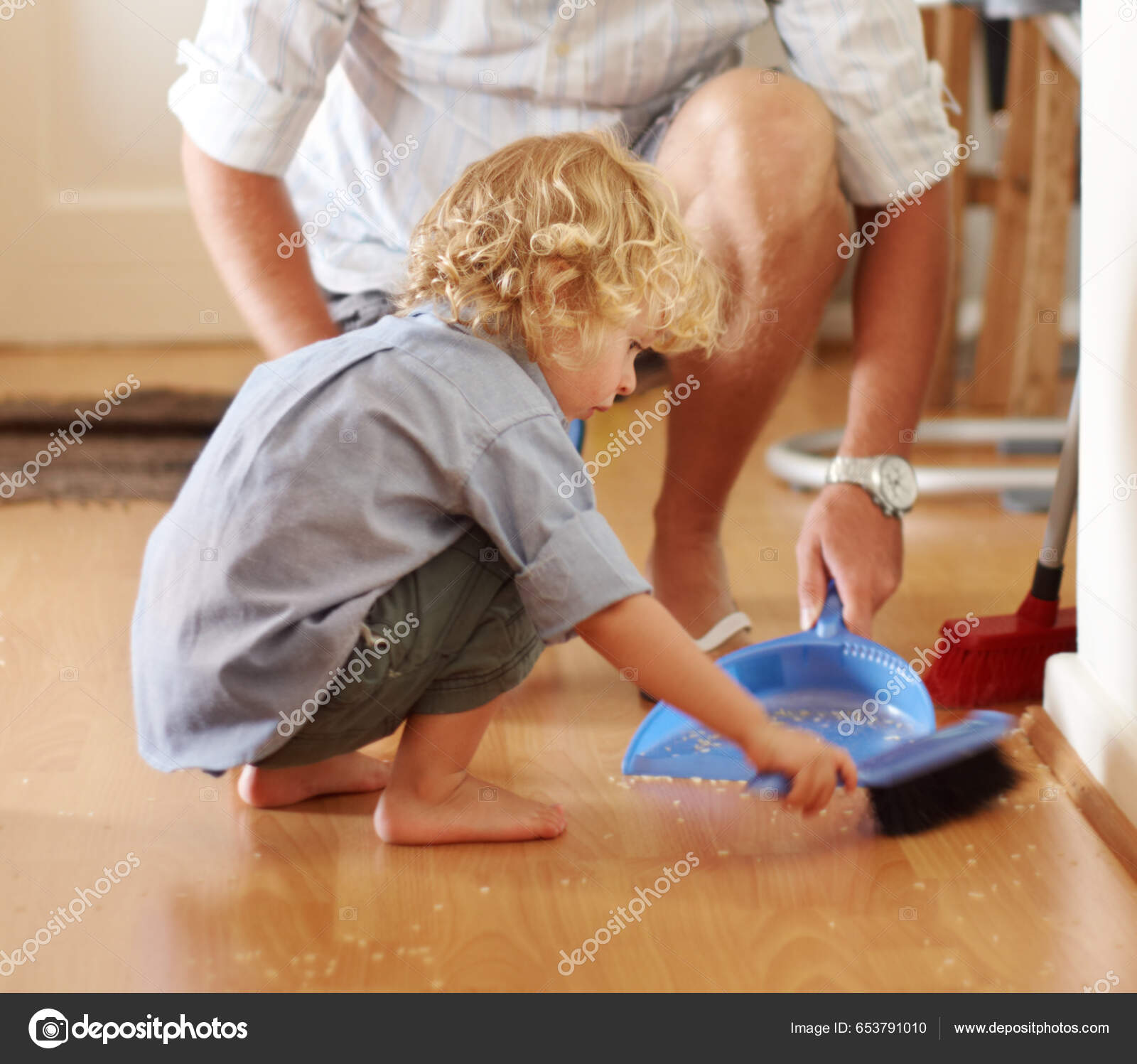 https://st5.depositphotos.com/62628780/65379/i/1600/depositphotos_653791010-stock-photo-father-boy-child-sweeping-mess.jpg