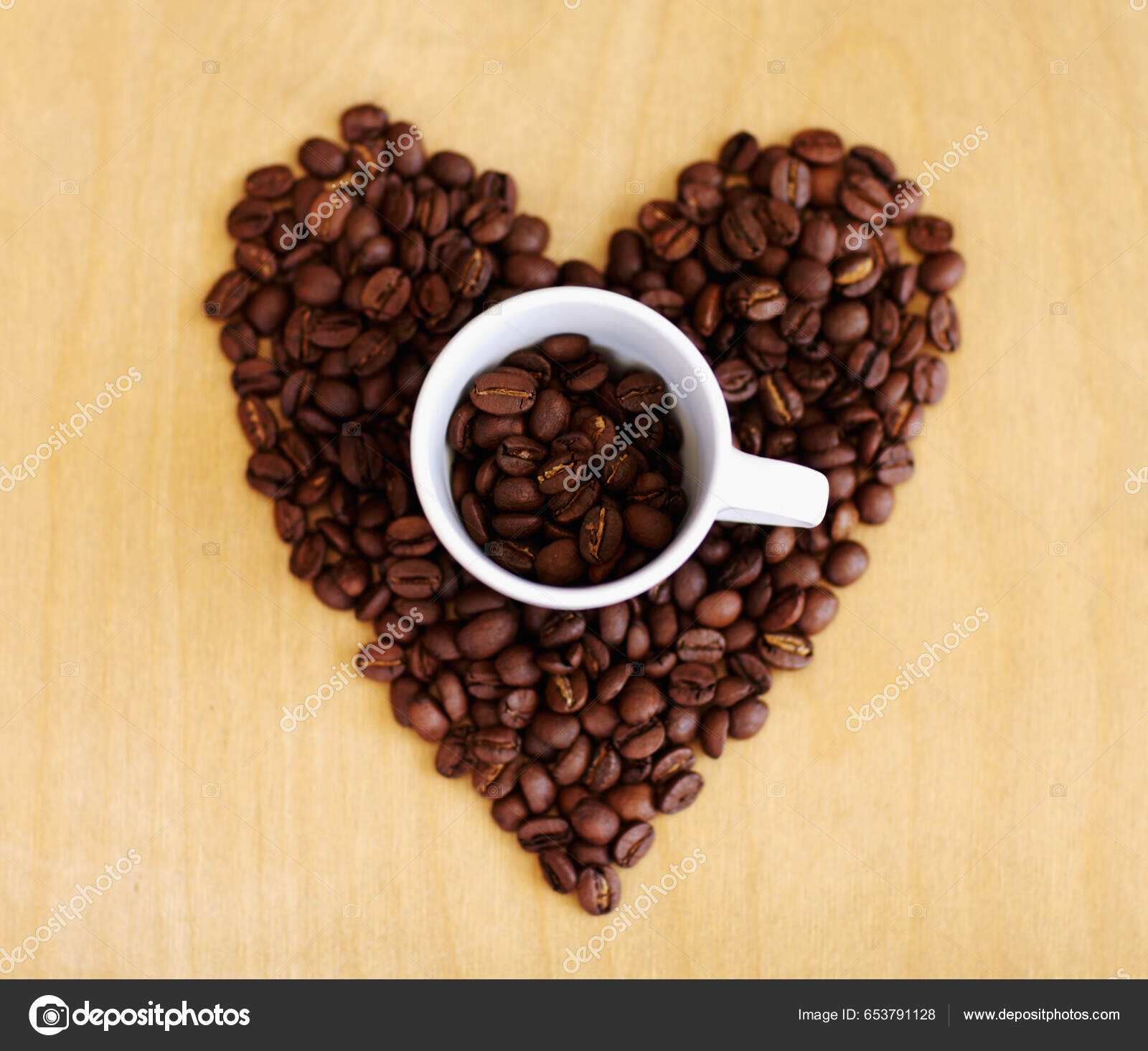 Corazón Granos Café Tostados Industria Cafetería Con Icono Del Amor — Foto  de stock #653791128 © PeopleImages.com, image size:1600x1466