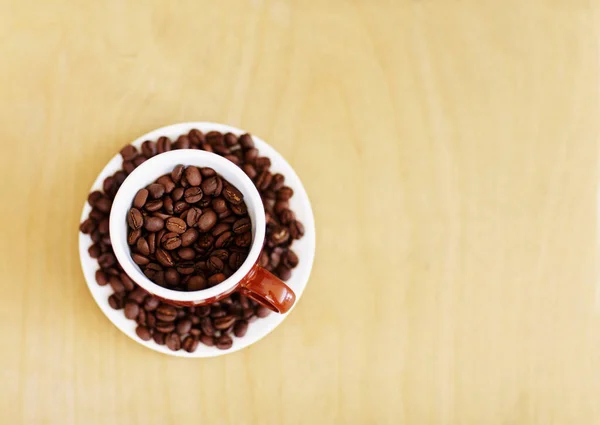 咖啡豆 烤咖啡豆 咖啡杯 为咖啡行业提供高质量的产品和营销或广告空间 以上木制餐桌为背景 谷物为饮料 浓缩咖啡或咖啡因配料 — 图库照片