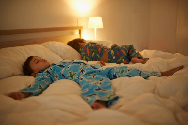 Dois Irmãos Dormindo Noite Cama Para Descansar Juntos Paz Saúde — Fotografia de Stock