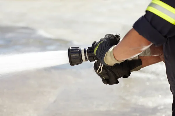 Händer Spray Och Munstycke För Vatten Brandman Och Hjälp Nödsituationer — Stockfoto