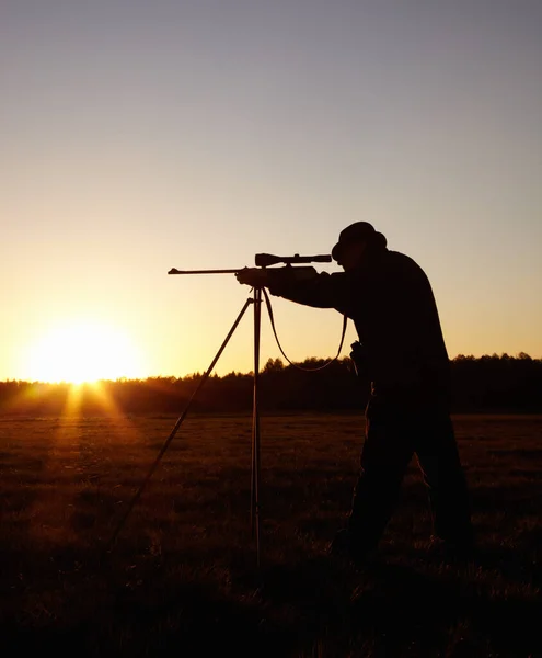 Gün Batımında Avlanmak Tüfekli Bir Adam Safari Macerasında Spor Olsun — Stok fotoğraf