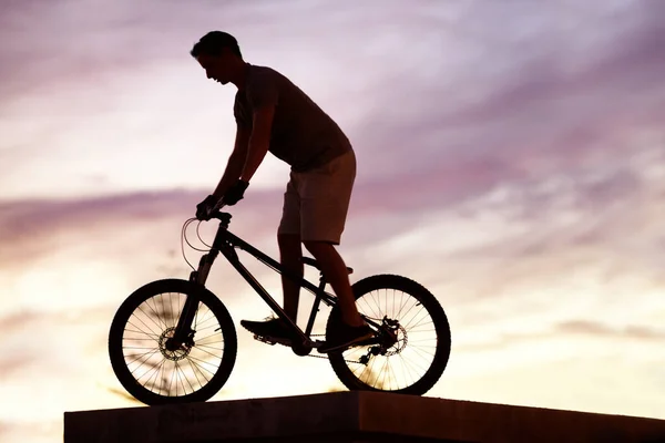 실루엣 자전거타기 건강을 자전거타기 여행을 자전거를 자전거타기 흉내와 — 스톡 사진