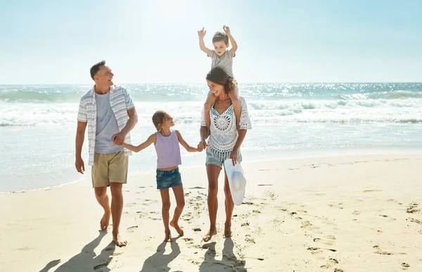 Rendendo Spiaggia Loro Ritrovo Estivo Una Famiglia Godendo Tempo Qualità — Foto Stock