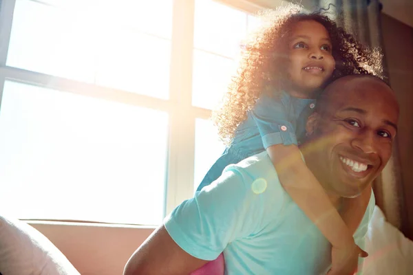 Ela Ilumina Minha Vida Uma Menina Feliz Abraçando Seu Pai — Fotografia de Stock