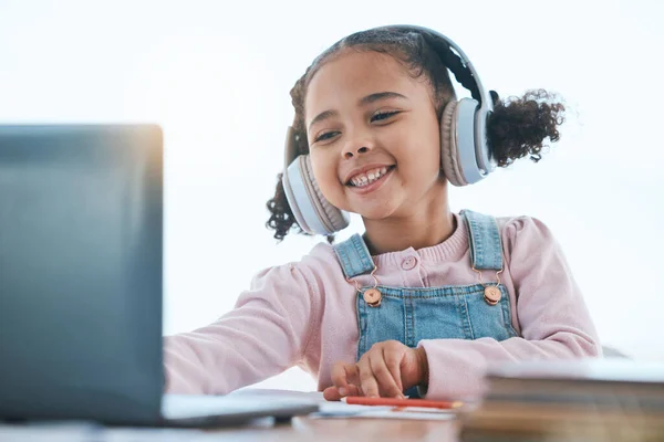 Computer Koptelefoon Kind Luisteren Virtuele Klas Voor Learning Taalvertaling Kennis — Stockfoto