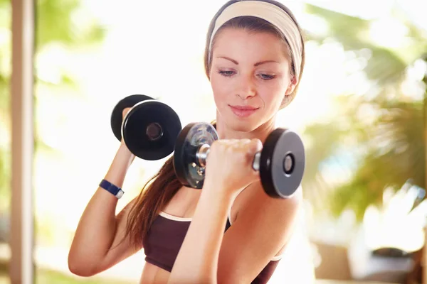 Sport Fitness Vrouw Met Halters Voor Beweging Training Training Atleet — Stockfoto