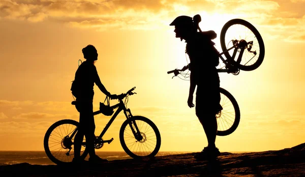 轮廓和夫妇与自行车在海滩放松 健身和夏季休息 与骑自行车的男子和妇女一起在海岸线上旅行 度假和培训 以便骑自行车 结伴和健康 — 图库照片
