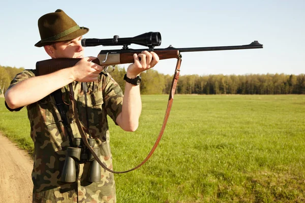 枪和人类在非洲狩猎的大自然 因为在度假时使用武器射击动物 狩猎运动 男性和狩猎目标的做法 穿着迷彩服的旅行者凝视着瞄准镜 — 图库照片