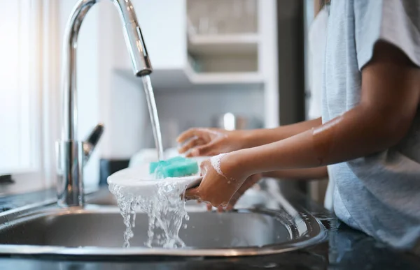 Hände Spüle Und Geschirr Spülen Mit Einer Person Der Küche — Stockfoto