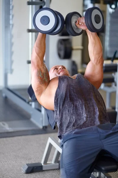 Fitness Bodybuilder Och Hantlar Med Mannen Gymmet För Muskler Träning — Stockfoto