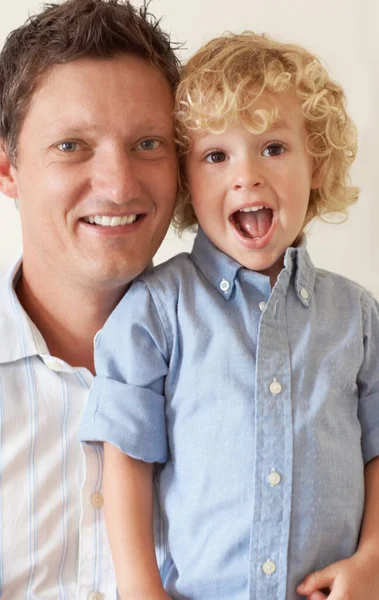 Amor Família Feliz Retrato Pai Com Criança Sala Estar Cuidar — Fotografia de Stock