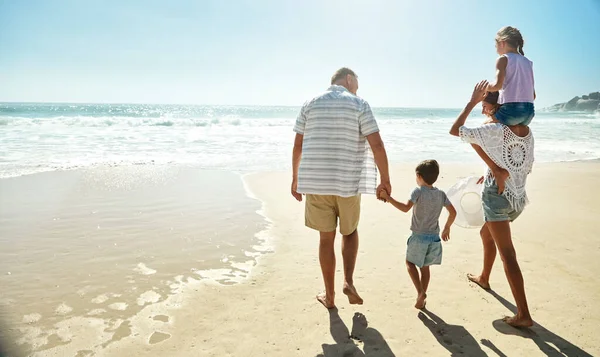 Léto Sbližuje Pláži Rodina Užívá Nějaký Čas Strávený Spolu Pláži — Stock fotografie
