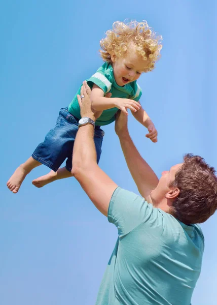Feliz Levantando Com Pai Filho Para Brincalhão Vínculo Parentalidade Sorriso — Fotografia de Stock
