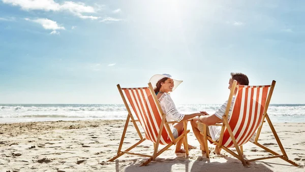 Birlikte Güzel Vakit Geçiriyoruz Olgun Bir Çift Kumsalda Iskemlede Dinleniyor — Stok fotoğraf