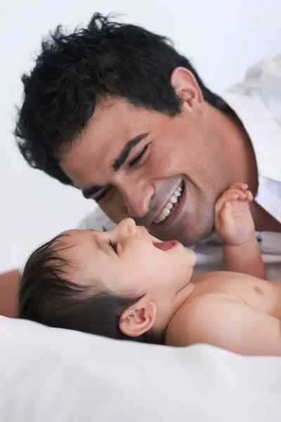 Bebê Rir Pai Uma Cama Quarto Com Felicidade Vínculo Cuidado — Fotografia de Stock