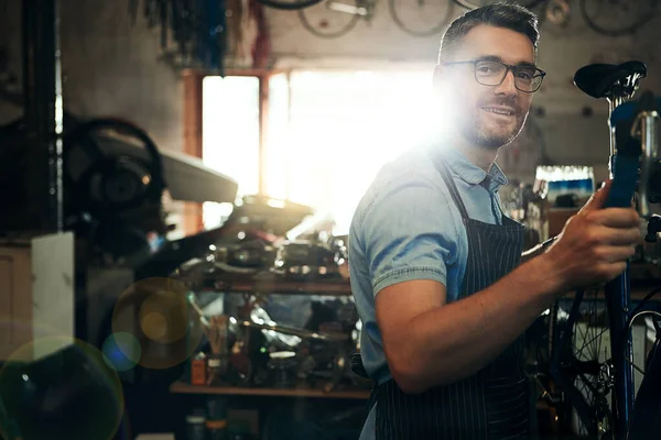 给你的自行车重新注入生命 使它完全复原 一个成熟男子在自行车修理店工作的画像 — 图库照片