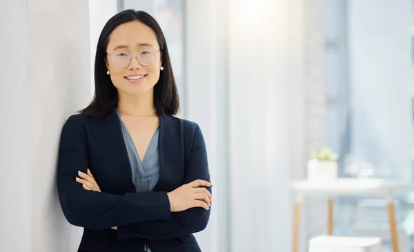 Portret Ramiona Skrzyżowane Azjatycką Kobietą Biznesu Jej Biurze Dla Sukcesu — Zdjęcie stockowe