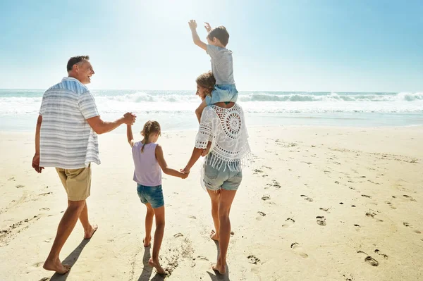 Превратить День Один Незабываемый Отпуск Семья Проводящая Время Вместе Пляже — стоковое фото