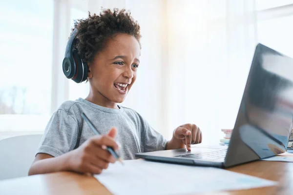 Apprendimento Laptop Cuffie Bambini Educazione Online Traduzione Della Lingua Scrittura — Foto Stock