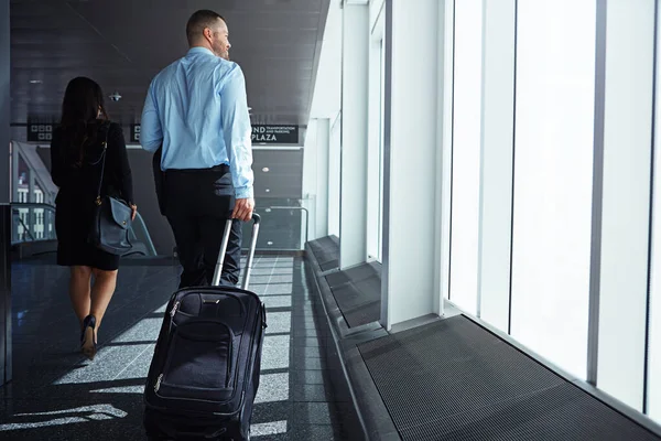Πηγαίνουν Κλείσουν Συμφωνία Δύο Εκτελεστικοί Επιχειρηματίες Που Περπατούν Ένα Αεροδρόμιο — Φωτογραφία Αρχείου