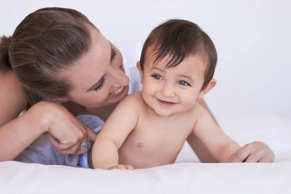 Glücklich Schlafzimmer Und Entspannen Baby Mit Mama Für Morgenruhe Kindheit — Stockfoto