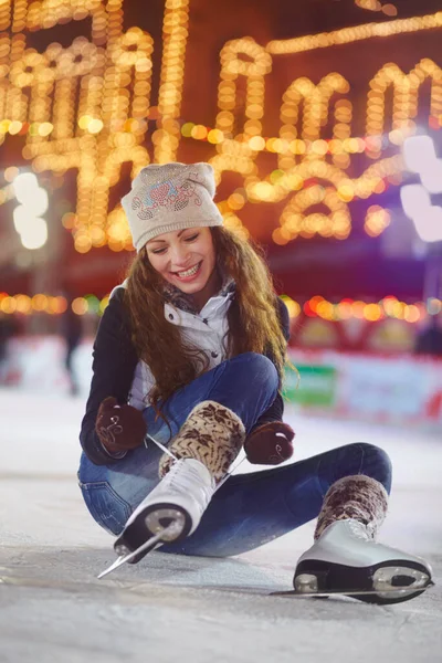 Sorriso Patinação Gelo Mulher Amarrar Sapatos Ringue Para Começar Aptidão — Fotografia de Stock