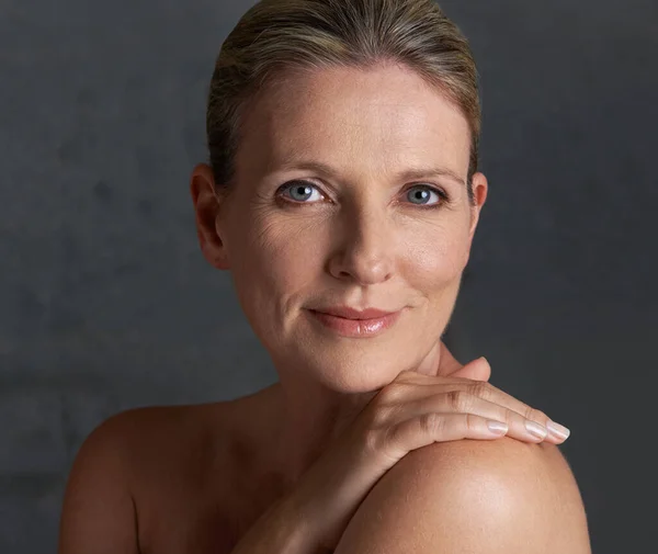 Portret Huidverzorging Senior Vrouw Met Cosmetica Schoonheid Dermatologie Tegen Studioachtergrond — Stockfoto