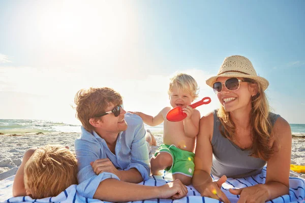 Plážové Dny Jsou Hlavní Šťastná Čtyřčlenná Rodina Strávená Celý Den — Stock fotografie